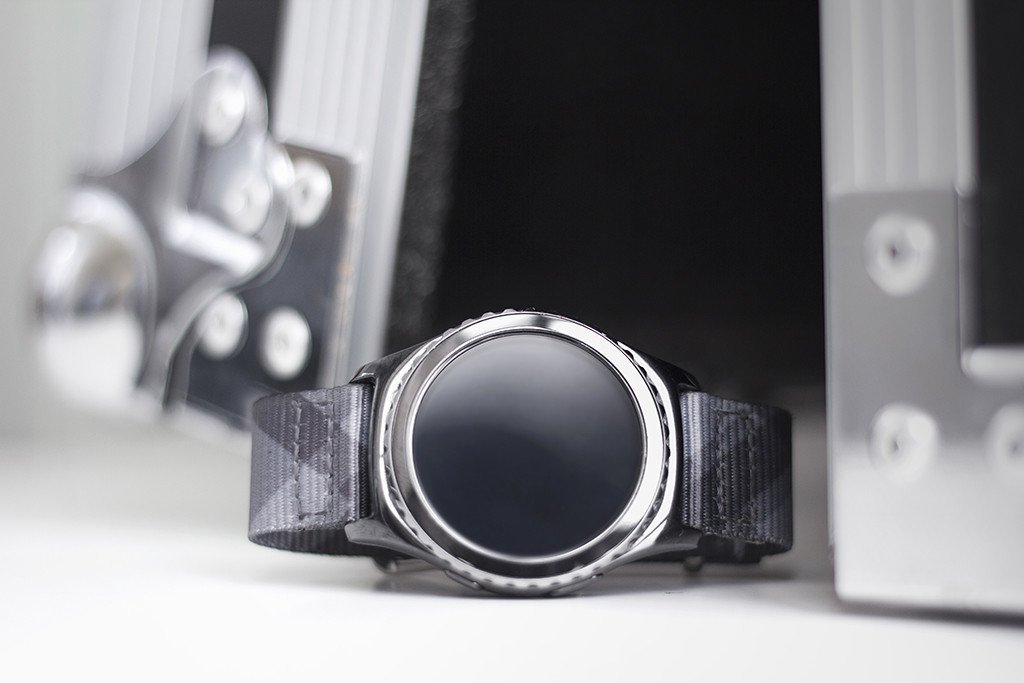 Samsung Gear S2 on Mono Plaid 20mm strap