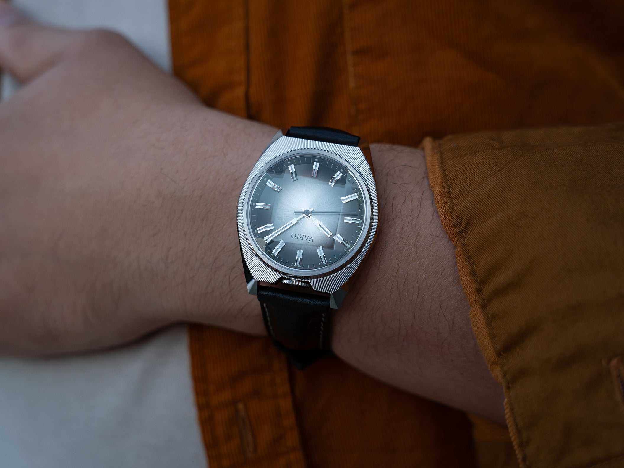 Vario Futurist faceted crystal watch