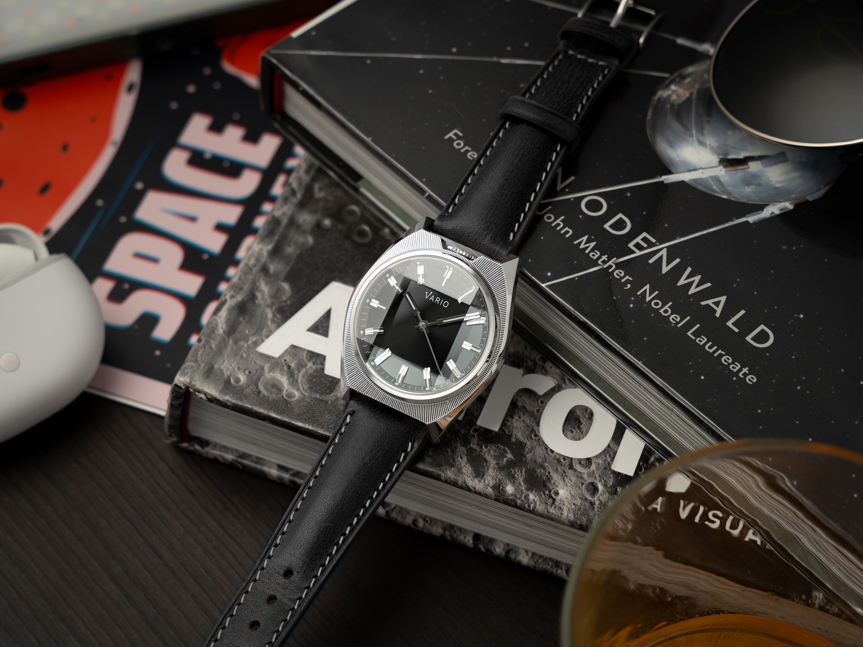 Vario Futurist faceted crystal watch black