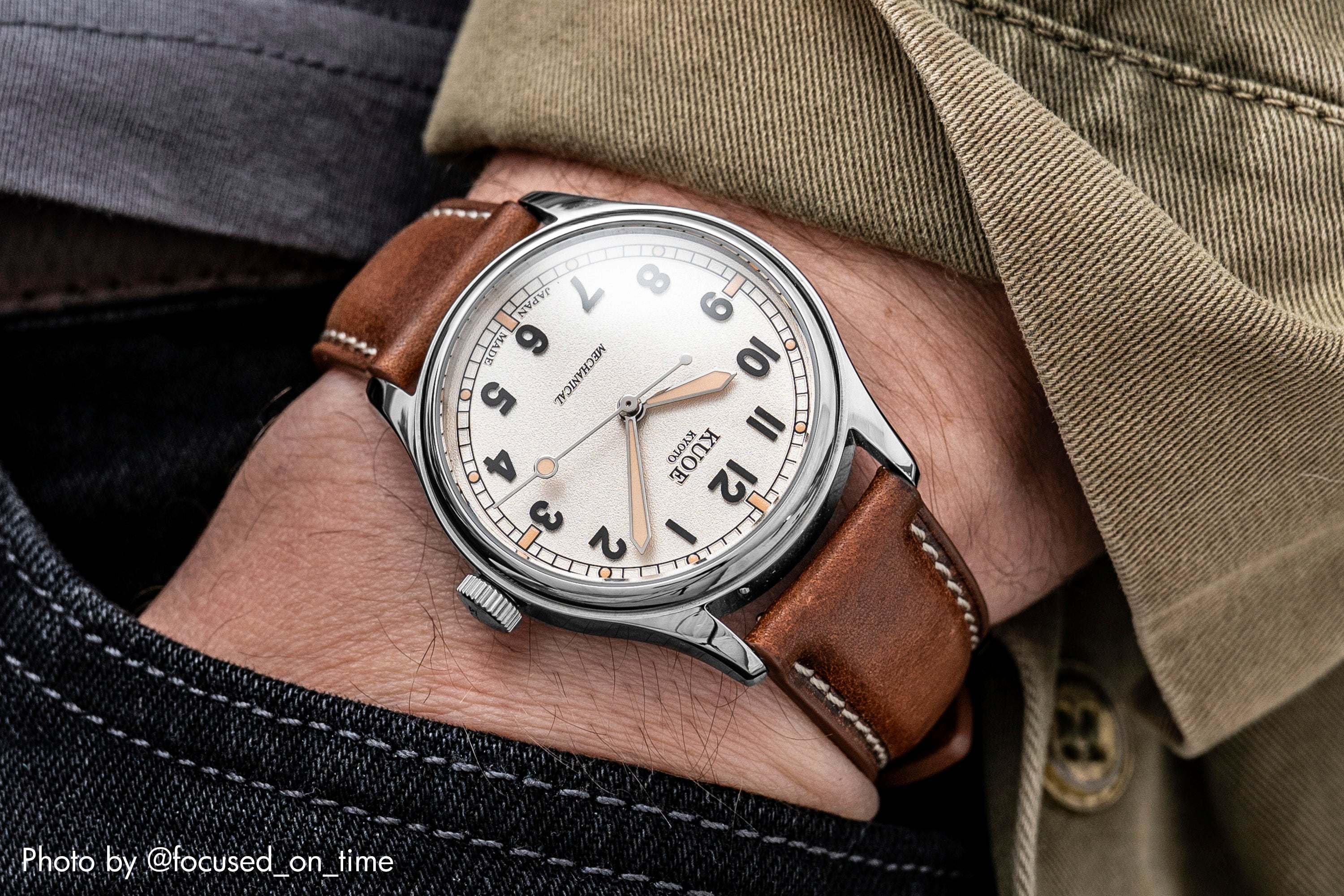vario embossed veg tan strap on kuoe watch
