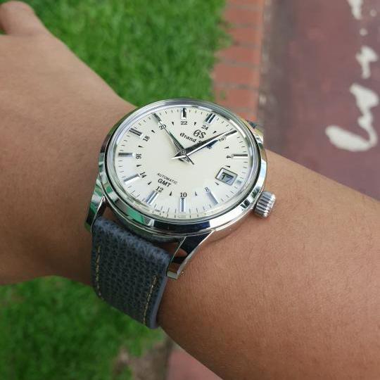 Check out this gorgeous Grand Seiko on 19mm Vario Italian leather watch strap