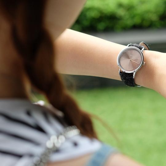 Time check on Vario Eclipse watch. Photo by @suavewatches
