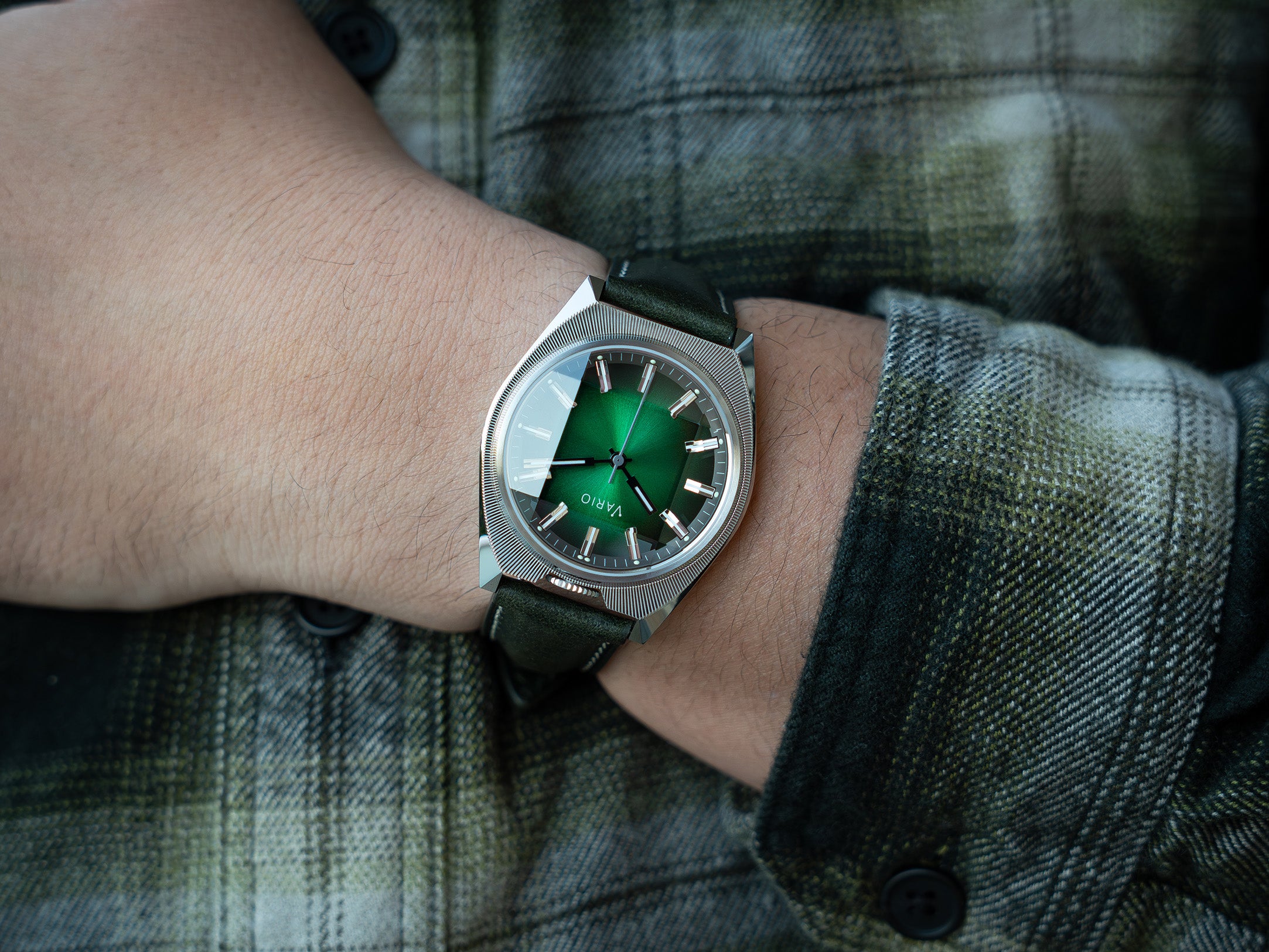 Vario Futurist faceted crystal watch 