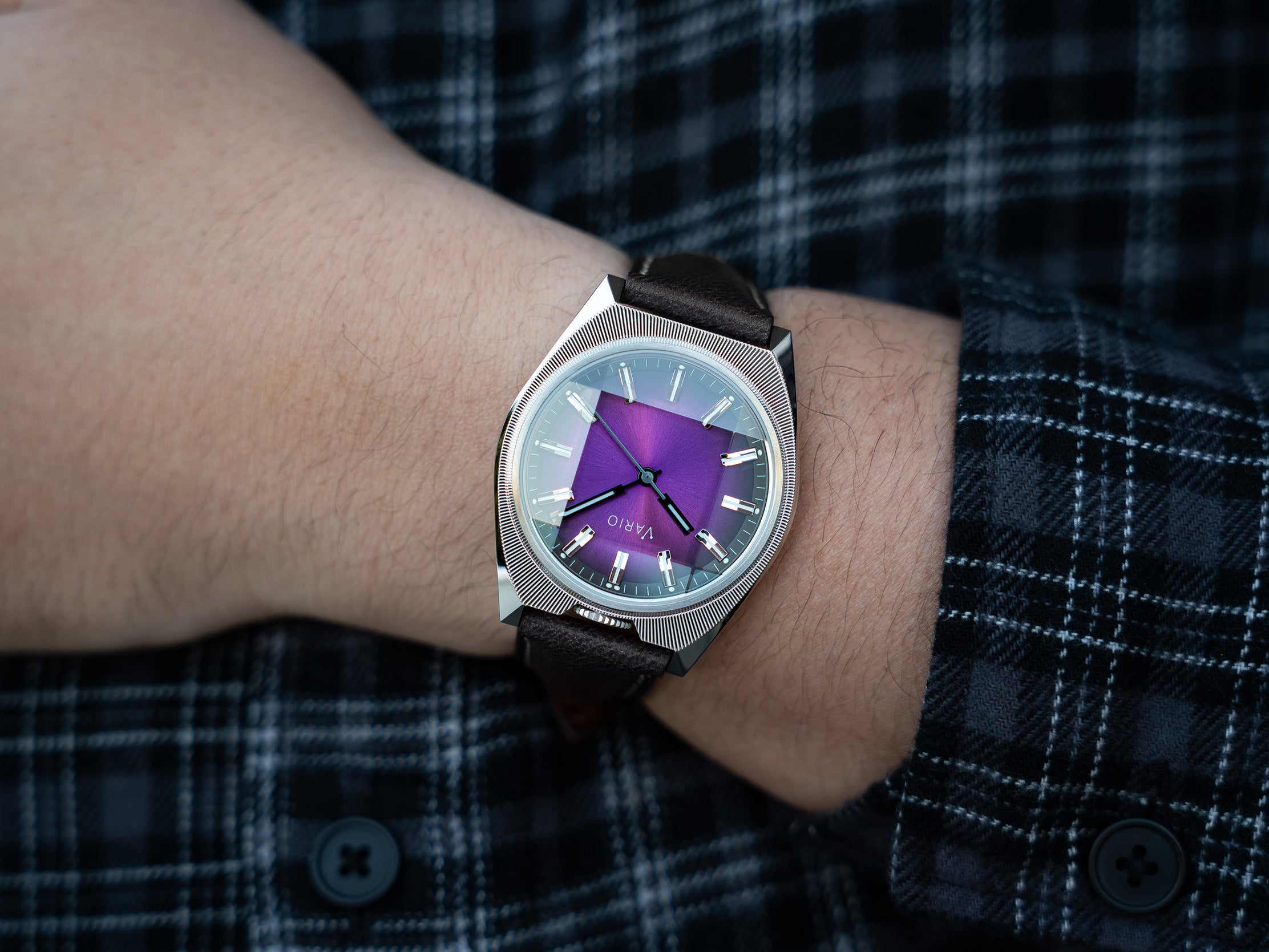 Vario Futurist faceted crystal watch Purple