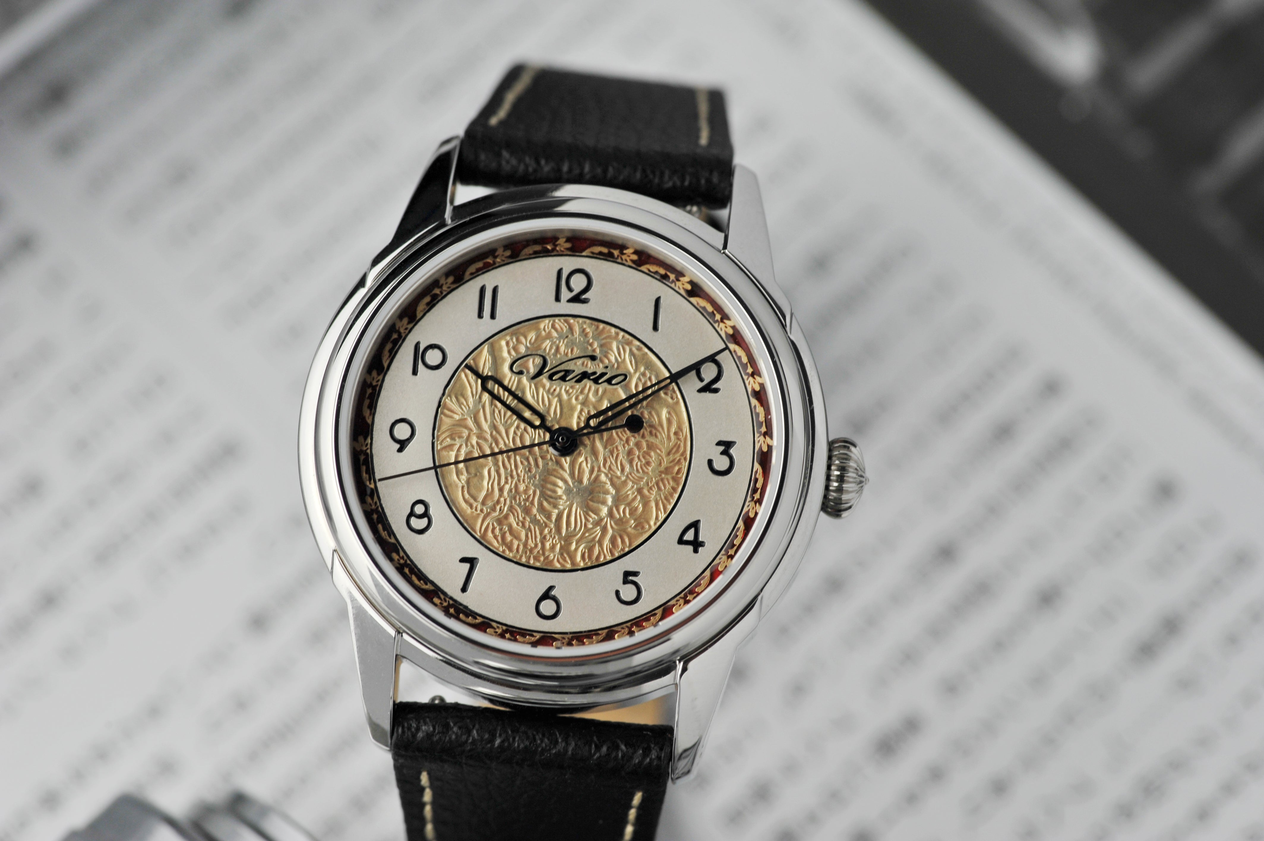 vario hand engraved dial
